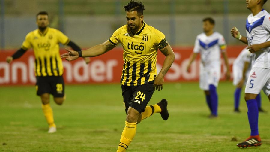 Cristian Báez comemora gol do Guaraní-PAR contra o San José-BOL - AIZAR RALDES / AFP
