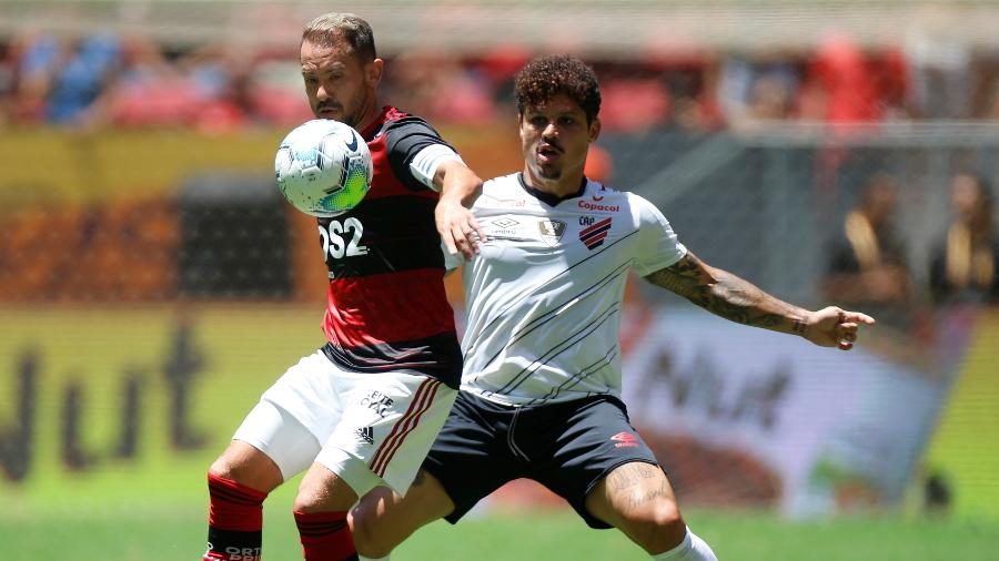 Everton Ribeiro e Marcio Azevedo disputam bola em jogo entre Flamengo e Athletico; calendário nacional está suspenso - Adriano Machado/Reuters