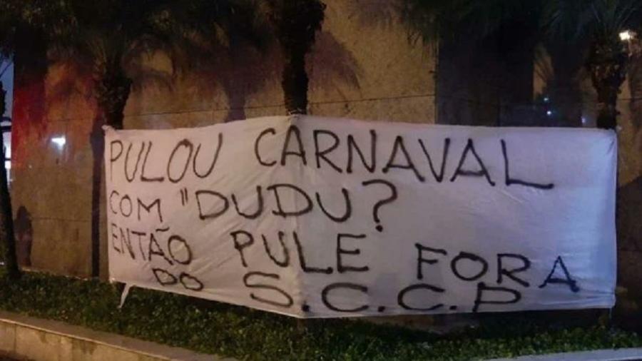 Torcedores do Corinthians protestaram contra Andres Sanches após foto dele com o palmeirense Dudu no Carnaval - Reprodução