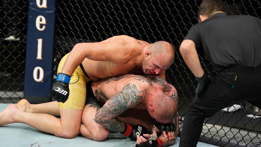 Glover Teixeira em ação contra Anthony Smith pelo UFC - Cooper Neill/Zuffa LLC via Getty Images