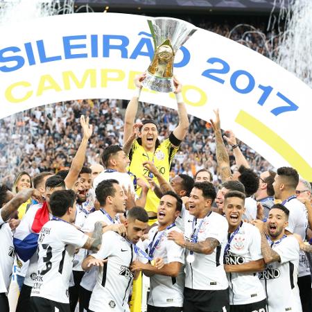 Jogadores do Corinthians levantam a taça do Brasileirão de 2017