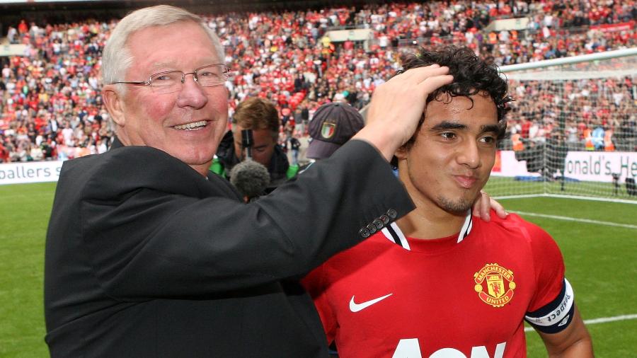 Alex Ferguson cumprimenta Rafael após vitória do Manchester United sobre o City em 2011 - John Peters/Manchester United via Getty Images