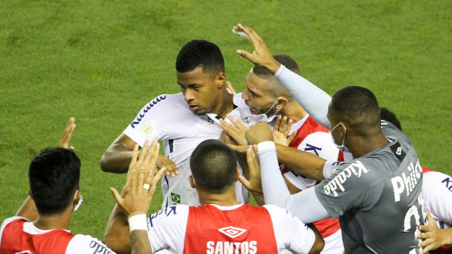 Arthur Gomes comemora gol marcado pelo Santos contra o Atlético-MG em jogo do Brasileirão 2020 - Fernanda Luz/AGIF