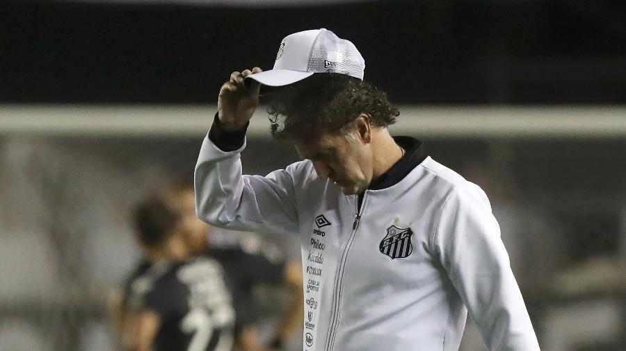 Cuca comanda o Santos em partida contra o Jorge Wilstermann na Copa Libertadores - Amanda Perobelli - Pool/Getty Images