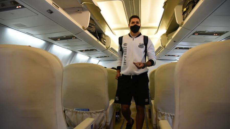 Lucas Veríssimo, zagueiro do Santos, em avião fretado rumo ao Equador - @SantosFC
