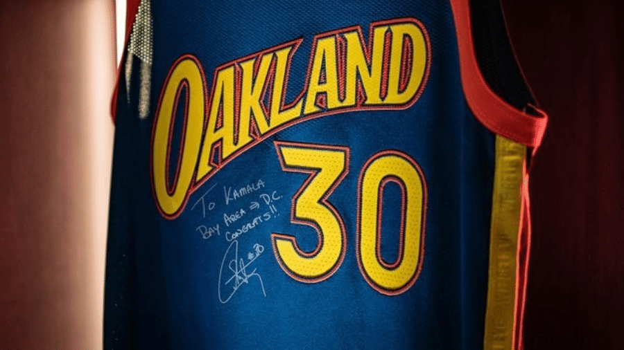 Camisa autografada por Stephen Curry para Kamala Harris, torcedora do Warriors - Divulgação
