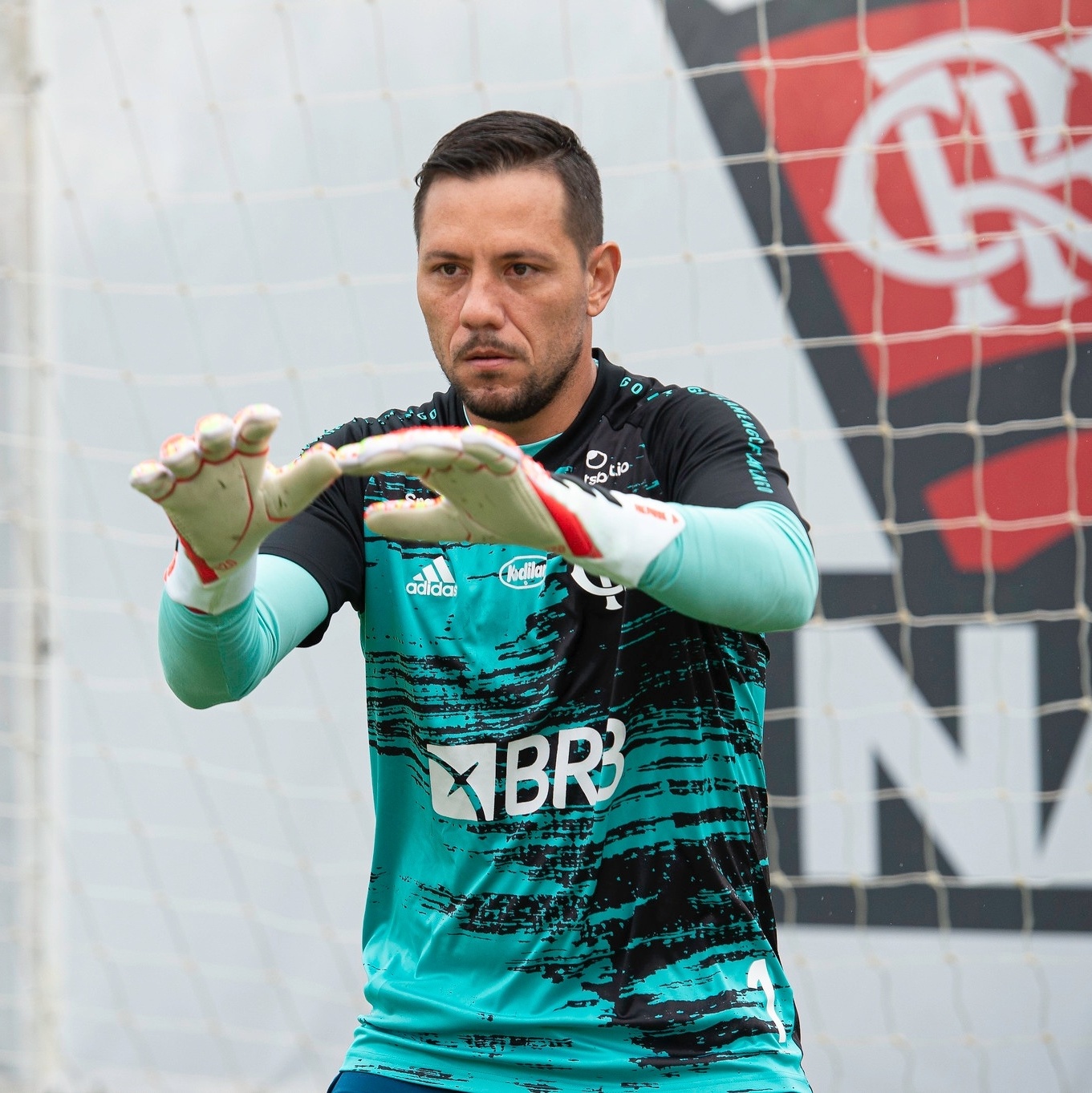 É o melhor goleiro do Brasil! Diego Alves leva o prêmio Bola de