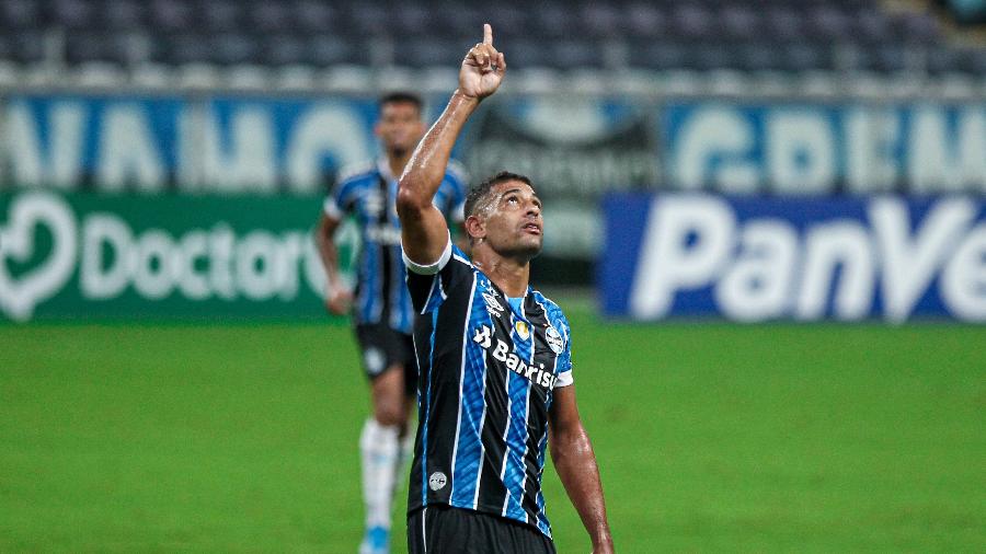 Diego Souza comemora gol do Grêmio contra o Pelotas, pelo Campeonato Gaúcho - Fernando Alves/AGIF