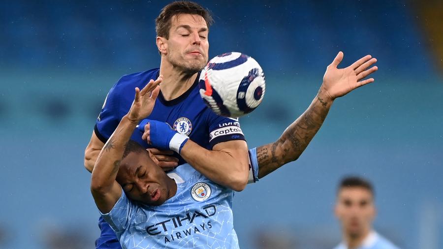 Azpilicueta e Sterling disputam a bola na partida entre Manchester City e Chelsea - SHAUN BOTTERILL/AFP