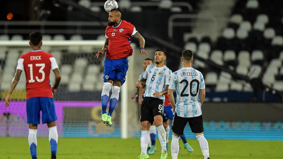 Arturo Vidal sobe sozinho em lance da partida entre Chile e Argentina pela Copa América - Thiago Ribeiro/AGIF