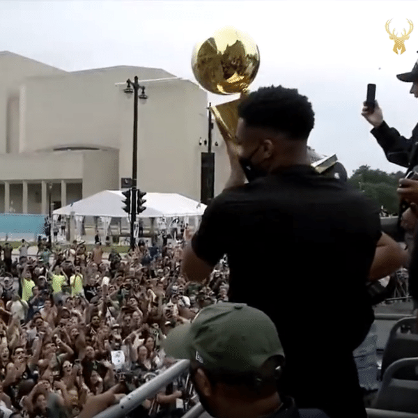 Giannis Antetokounmpo ergue troféu em desfile do Milwaukee Bucks após título da NBA