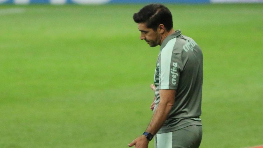 Abel Ferreira lamenta durante Atlético-MG x Palmeiras pelo Brasileirão - Fernando Moreno/AGIF