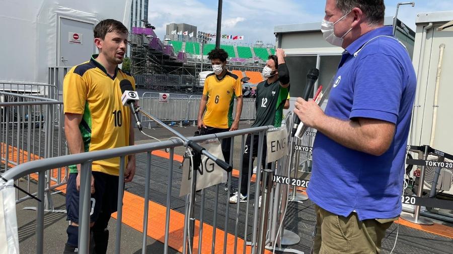 Repórter da Globo Renato Peters conversa com jogador Ricardinho do time brasileiro de futebol de 5 na Paralimpíada de Tóquio - Divulgação/TV Globo