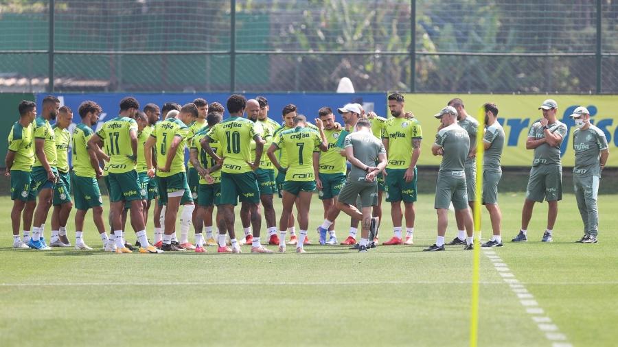 O técnico Abel Ferreira conversa com o elenco do Palmeiras durante treino - Cesar Greco/Palmeiras