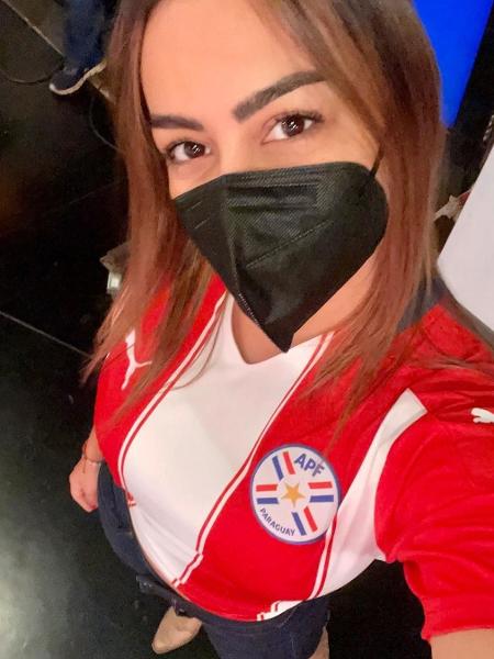 Larissa Riquelme posa com a camisa da seleção do Paraguai - Reprodução