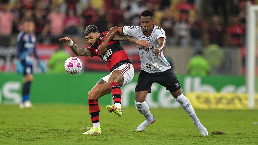 Gabigol e Abner disputam lance em Flamengo x Athletico-PR pela Copa do Brasil - Thiago Ribeiro/AGIF