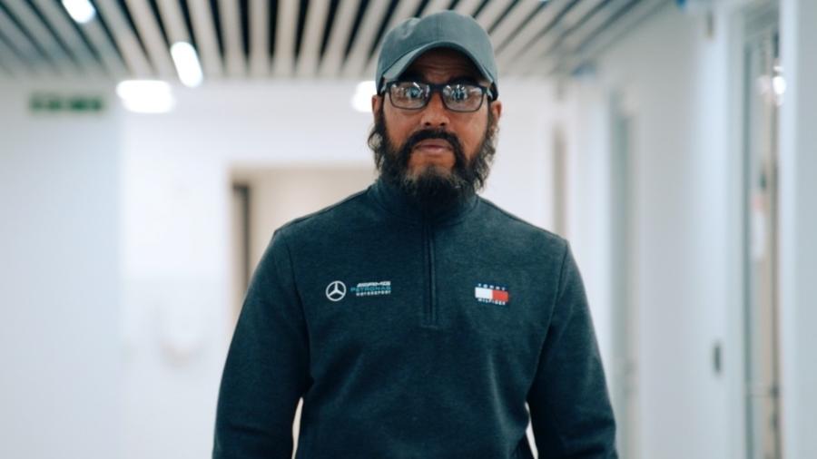 Lewis Hamilton, disfarçado de engenheiro da Mercedes, em ação para promover a educação infantil  - Divulgação