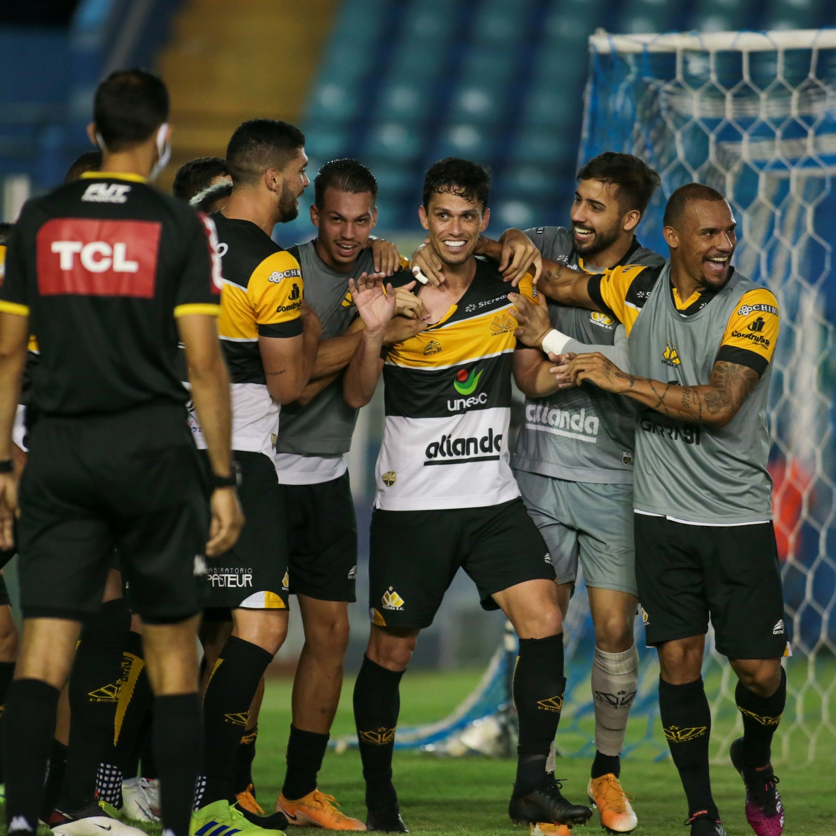 Criciúma vence jogando em casa e garante acesso à Série A do Brasileirão