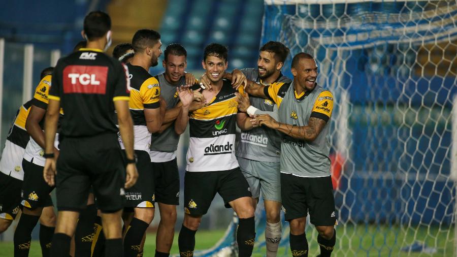Jogadores do Criciúma comemoram gol contra o Paysandu na Série C -  FERNANDO TORRES/AGIF - AGÊNCIA DE FOTOGRAFIA/ESTADÃO CONTEÚDO