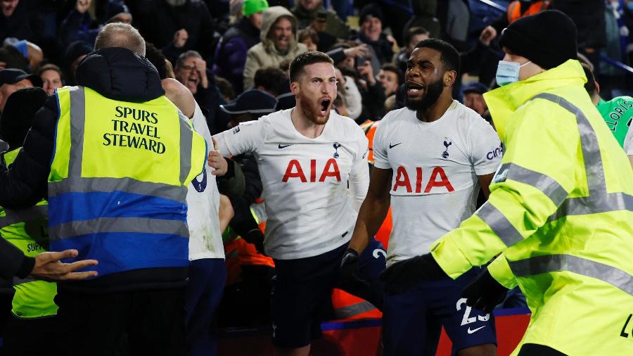 Enlouquecidos, jogadores do Tottenham celebram virada sobre o Leicester ao lado dos torcedores - Jason Cairnduff/Reuters