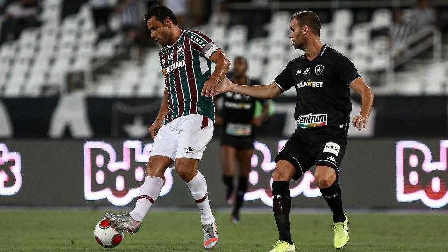 Fred, do Fluminense, domina a bola sob marcação de Carli, do Botafogo, em clássico válido pelo Carioca - Lucas Merçon / Fluminense