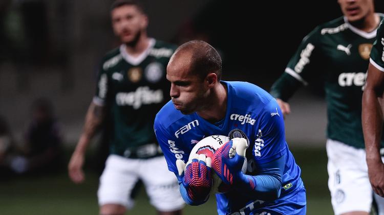 Marcelo Lomba, do Palmeiras, faz defesa na partida contra o Red Bull Bragantino