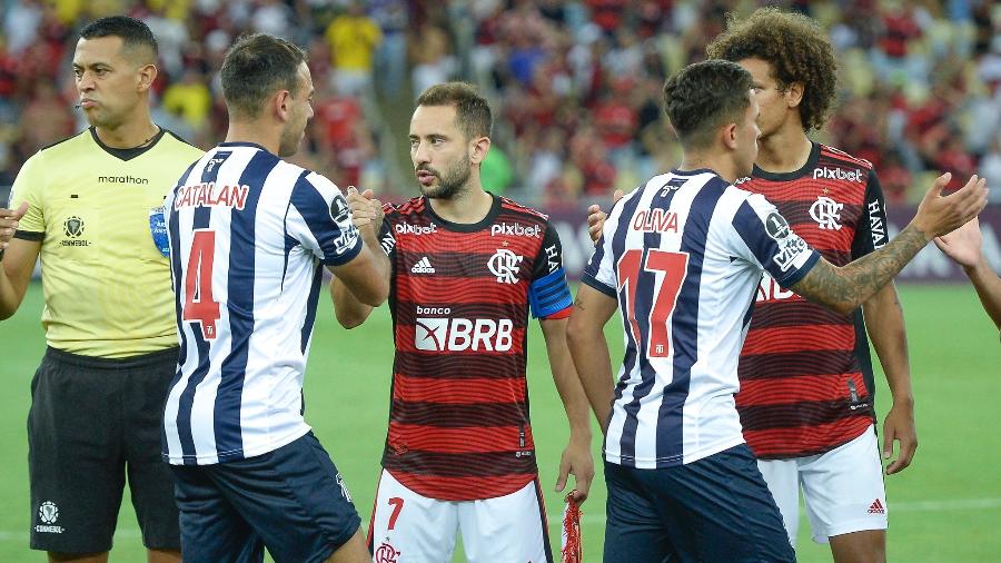 Jogadores de Flamengo e Talleres se cumprimentam antes de a bola rolar na Libertadores - Marcelo Cortes/Flamengo