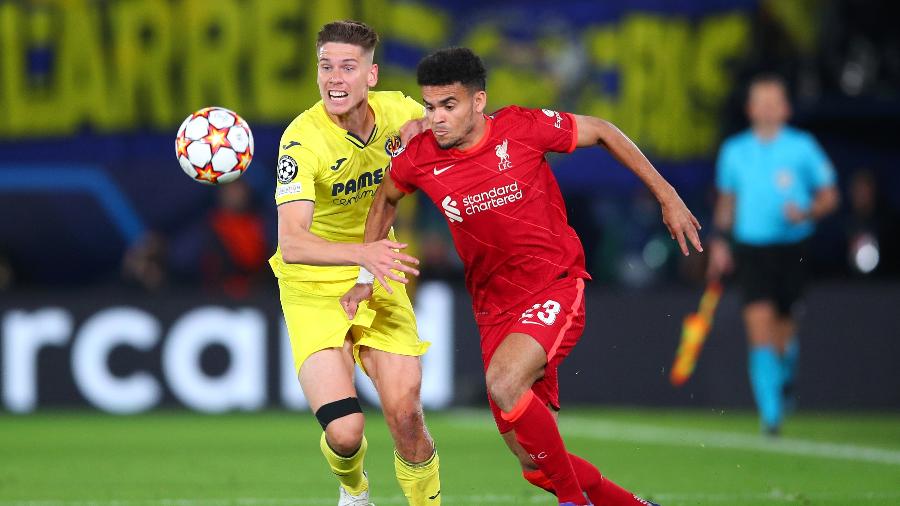 Luis Díaz encara a marcação durante Villarreal x Liverpool pela Liga dos Campeões 2021-22 - Eric Alonso/Getty Images