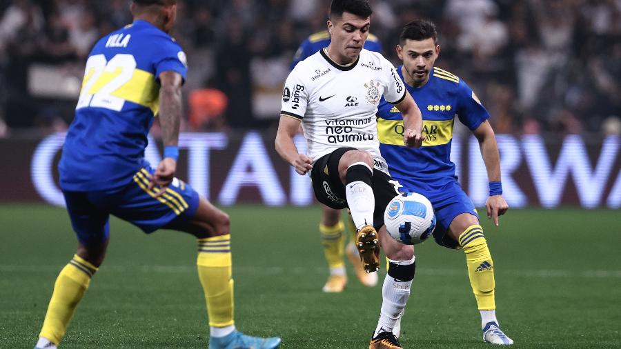 Roni jogador do Corinthians disputa lance com Romero jogador do Boca Juniors - Ettore Chiereguini/AGIF