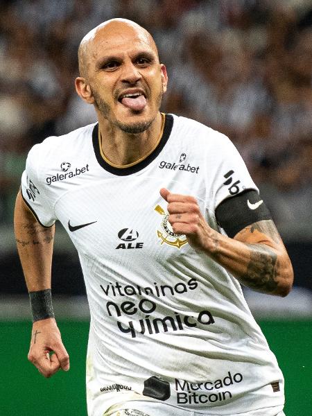 Fábio Santos lamenta empate sofrido, mas vê Corinthians em