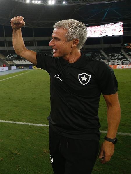Luís Castro, técnico do Botafogo, celebra vitória sobre o Santos junto à torcida alvinegra - Vitor Silva / Botafogo