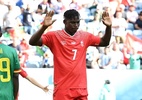 Camaronês dá a vitória à Suíça e brinda hipocrisia ao não comemorar! - Reprodução/Fifa