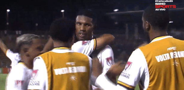 Jogadores do Volta Redonda comemoram gol de Lelê contra o Fluminense 