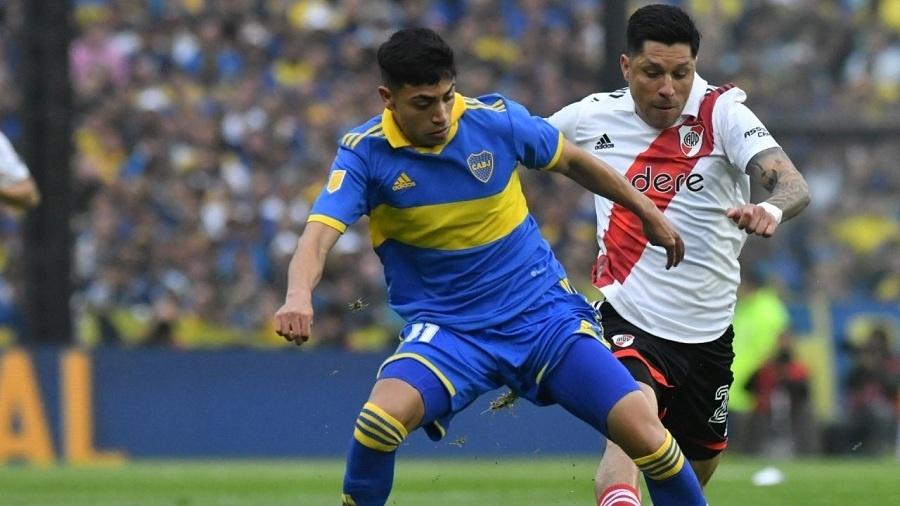 Luca Langoni e Enzo Pérez disputam bola em Boca x River