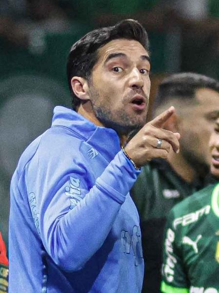 Abel Ferreira reclama com arbitragem durante Palmeiras x Coritiba, jogo do Campeonato Brasileiro - JEFFERSON AGUIAR/PERA PHOTO PRESS/ESTADÃO CONTEÚDO