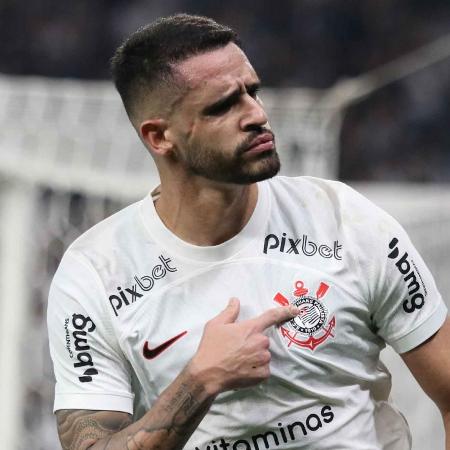 Renato Augusto comemora gol do Corinthians sobre o São Paulo em partida da Copa do Brasil