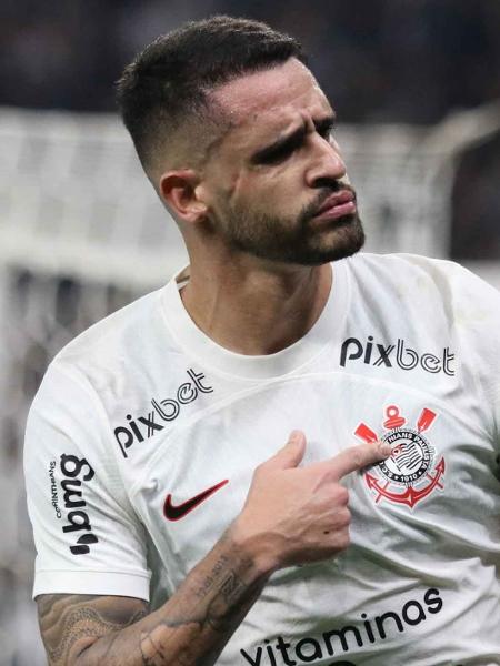 Renato Augusto comemora gol do Corinthians sobre o São Paulo em partida da Copa do Brasil