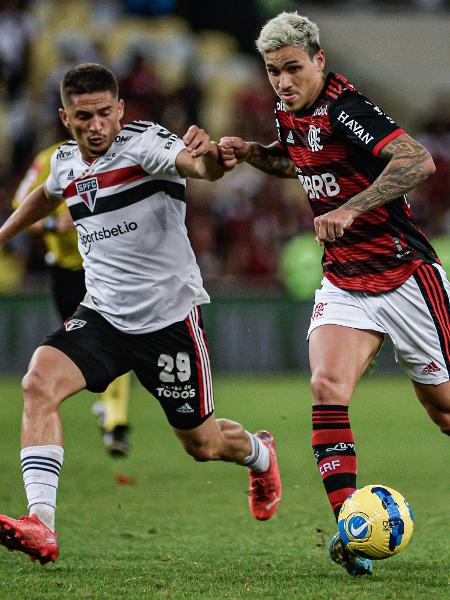 Pablo Maia, do São Paulo, e Pedro, do Flamengo, em partida pela Copa do Brasil 2022