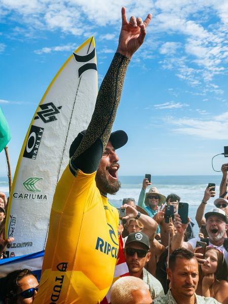 Filipe Toledo é carregado após conquistar o bicampeonato mundial de surfe - Thiago Diz / World Surf League