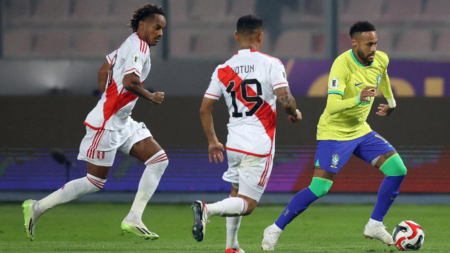 Neymar, do Brasil, tenta sair da marcação de peruanos em jogo das Eliminatórias