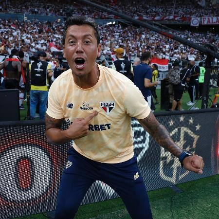 Thiago Carpini, técnico do São Paulo, comemora título da Supercopa do Brasil