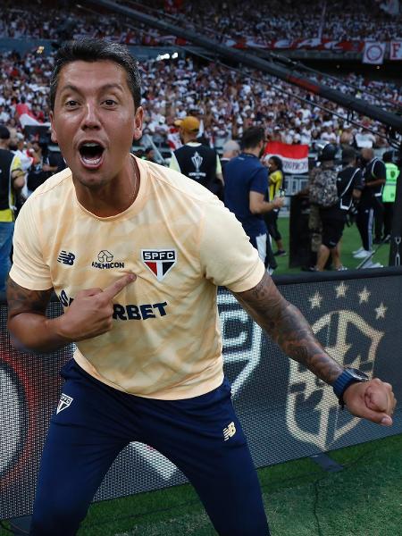 Thiago Carpini, técnico do São Paulo, comemora título da Supercopa do Brasil