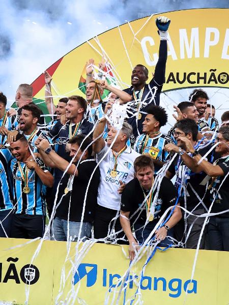 Elenco do Grêmio comemora o título do Campeonato Gaúcho