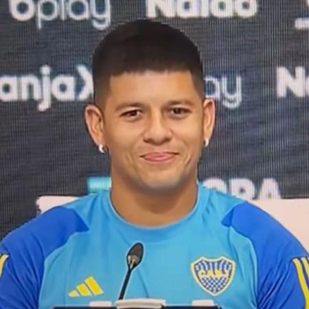 Marcos Rojo, do Boca Juniors, esboça sorriso durante resposta de meia do River Plate