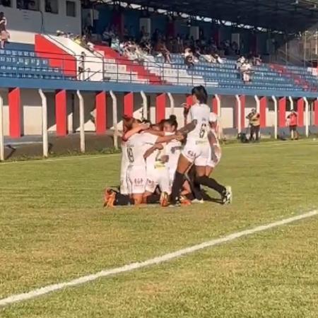 Jogadoras do Santos celebram gol sobre o Avaí/Kindermann em jogo do Brasileirão Feminino
