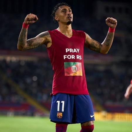 Raphinha celebra gol marcado pelo Barcelona contra o Real Sociedad, pelo Espanhol, e homenageia vítimas de tragédia do RS