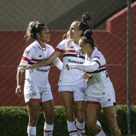 Jogadoras do São Paulo comemoram gol marcado contra o Flamengo, pelo Brasileirão feminino