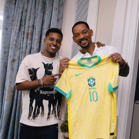 Rodrygo presenteou Will Smith com camisa da seleção brasileira - Léo Benhosi