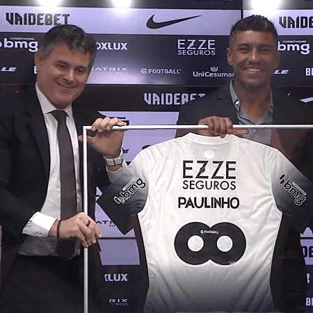 Paulinho é homenageado em despedida do Corinthians