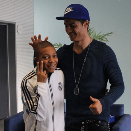 Foto de Mbappé na infância tietando Cristiano Ronaldo no Real Madrid